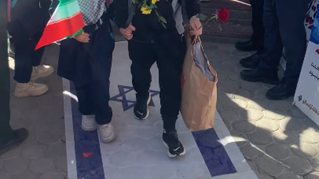 שחקניות נבחרת איראן בכדורגל שבות לארצן