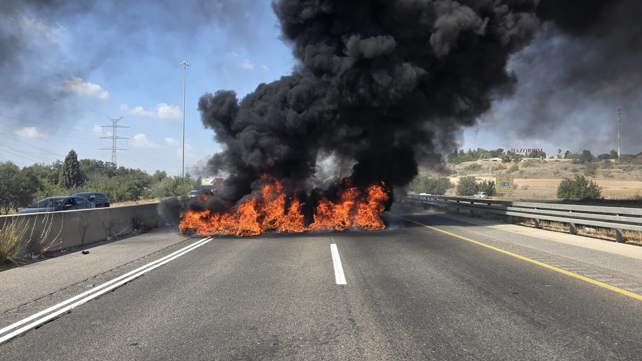 צמיגים בוערים בכביש 6 