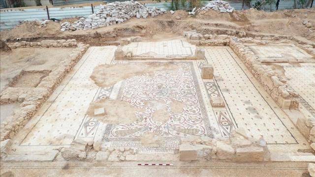 רצפת פסיפס שנחשפה בכנסייה באזור יריחו, 11.1.23