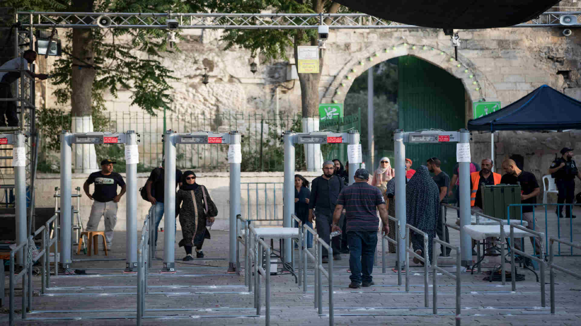 גלאי מתכות בכניסה להר הבית, יולי 2017