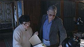 אהוד יערי מקבל הצצה לכתבי הכוזרים העתיקים. 17.3.1997