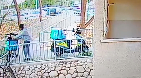 תופעה חדשה? צעירים חיכו ששליח ה"וולט" ילך - וגנבו משלוחי אוכל 