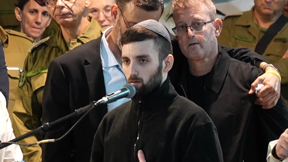 שורד השבי מתן אנגרסט בהלווייתו של מפקדו, סרן דניאל פרץ