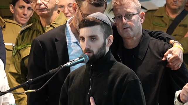 שורד השבי מתן אנגרסט בהלווייתו של מפקדו, סרן דניאל פרץ
