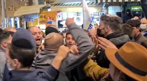 מועמד תקווה חדשה עופר ברקוביץ' הותקף במהלך סיור בשוק מחנה יהודה בירושלים
