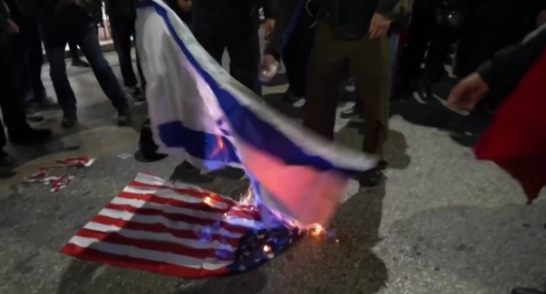 שריפת דגלי ארה"ב וישראל ביוון