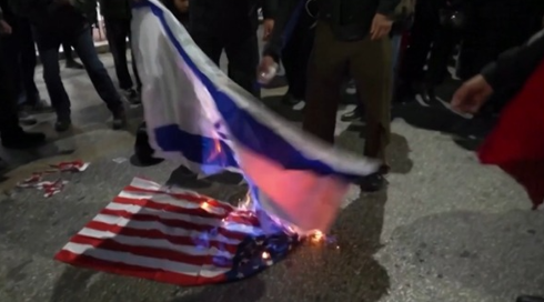 יוון: פרו פלסטיניים שרפו דגלי ארצות הברית וישראל