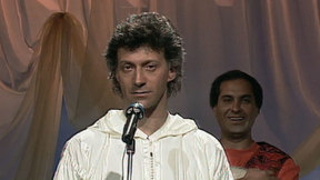מתי כספי עם להקת שפתיים על הבמה. 1990