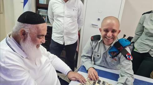 הסידור בכיס חולצת המדים הציל את חייו של שלום