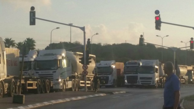 משאיות בכניסה לנמל אשדוד, הבוקר