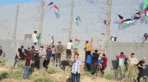 מאות פלסטינים מתקהלים בסמוך לגדר בצפון הרצועה; צה"ל: הושלכו מטענים