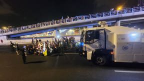מפגינים חוסמים את נתיבי איילון במחאה לשחרור חטופים