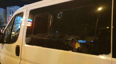 תיעוד: מפגינים הכו בלש משטרה בירושלים