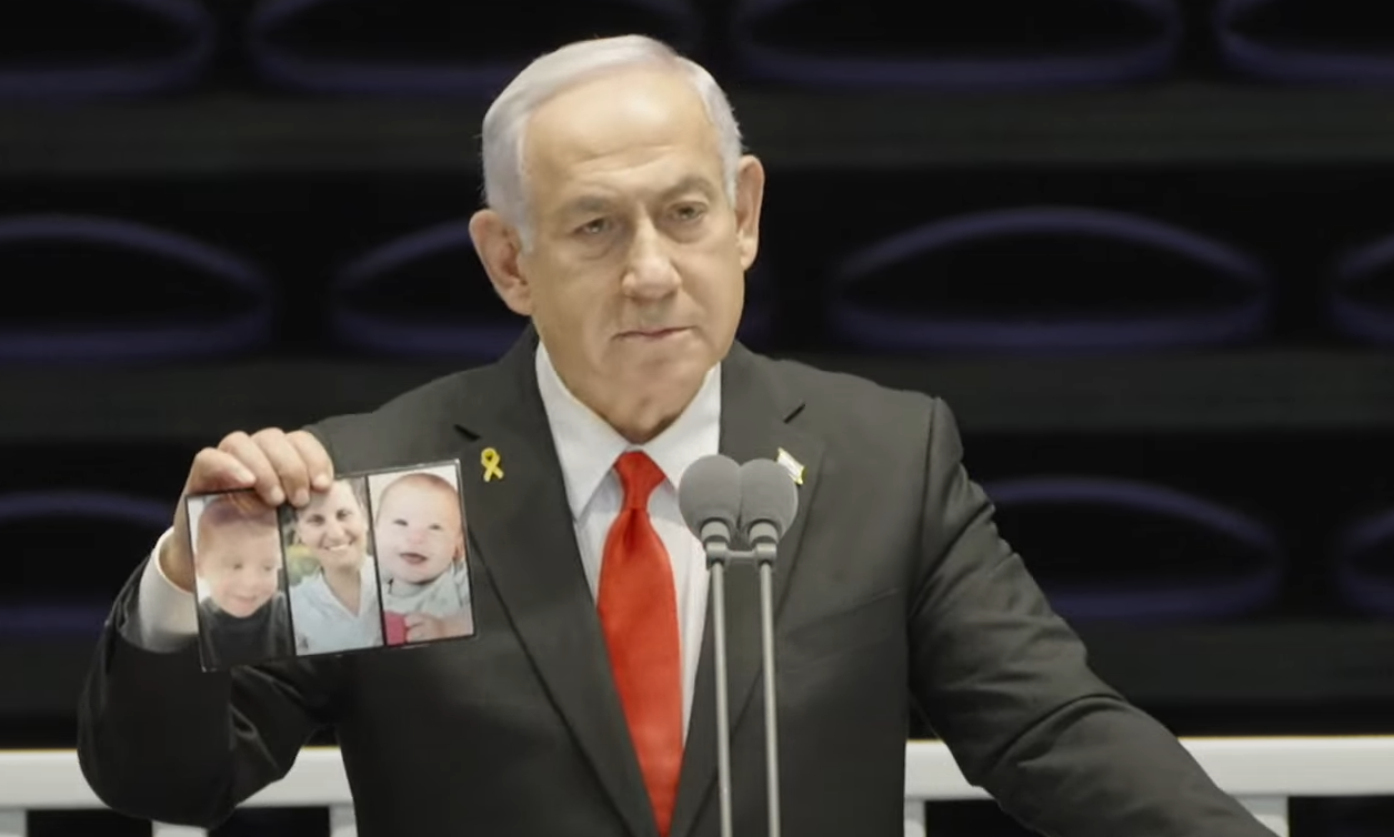 נתניהו הציג תמונה של משפחת ביבס במהלך נאום בטקס סיום קורס קצינים