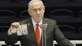 נתניהו הציג תמונה של משפחת ביבס במהלך נאום בטקס סיום קורס קצינים