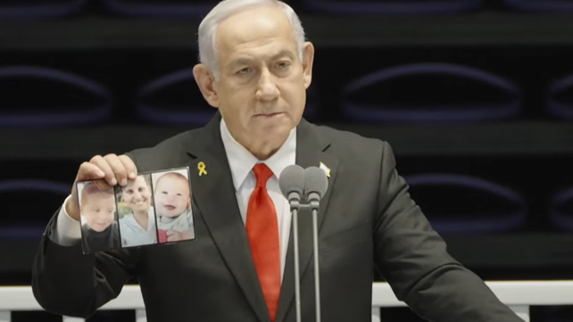 נתניהו הציג תמונה של משפחת ביבס במהלך נאום בטקס סיום קורס קצינים