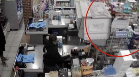 תיעוד: מוכר ביקש מלקוח תעודת זהות – וחטף מכות