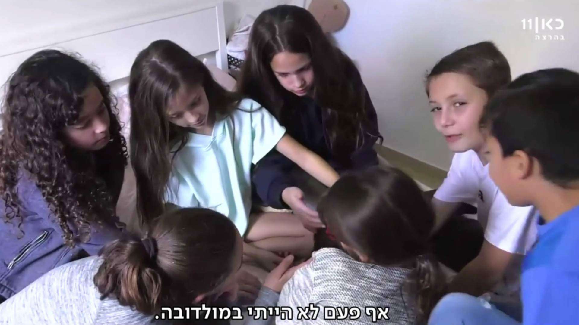 לאורה עם בני כיתתה
