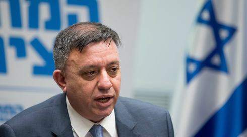 גבאי נגד ליברמן: הוא לא פרשן צבאי, אלא שר הביטחון