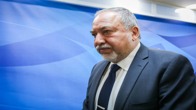 שר הביטחון אביגדור ליברמן בכניסה לפגישת קבינט, יונ