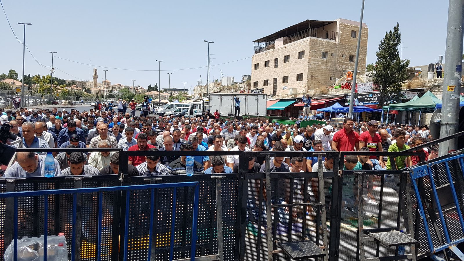 תפילה של צעירים סמוך לשער שכם, היום בירושלים