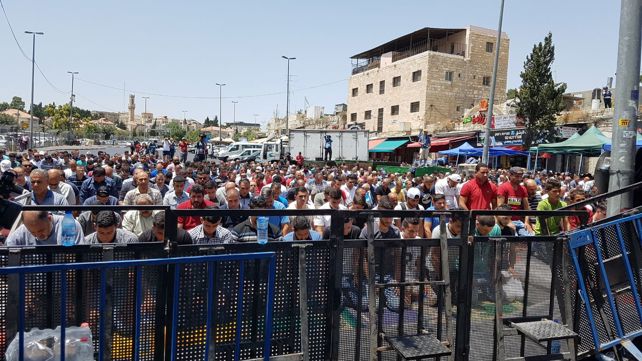 תפילה של צעירים סמוך לשער שכם, היום בירושלים