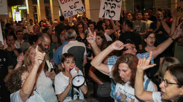 מפגינים מול בית היועמ"ש בפ"ת, אוגוסט 2017