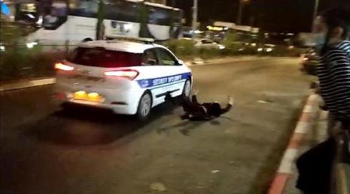 תיעוד מביתר עילית: רכב ביטחון של העירייה פוגע באדם שעומד על הכביש - ונמלט מהמקום