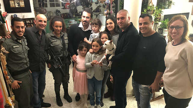 המשפחה עם שלג אחרי שהוחזר