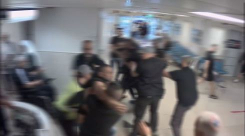 תיעוד: המאבטחים בביה"ח הותקפו לאחר הרצח