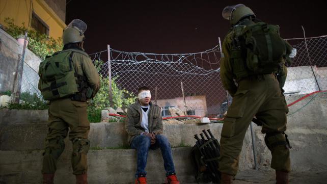 חיילים עם עצור פלסטיני