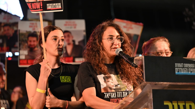 שורדת השבי שרון אלוני קוניו בעצרת למען שחרור החטופים מעזה