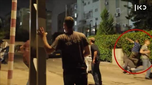 מנהל בי"ס ברעננה תועד מיידה אבנים על ערבים בלוד