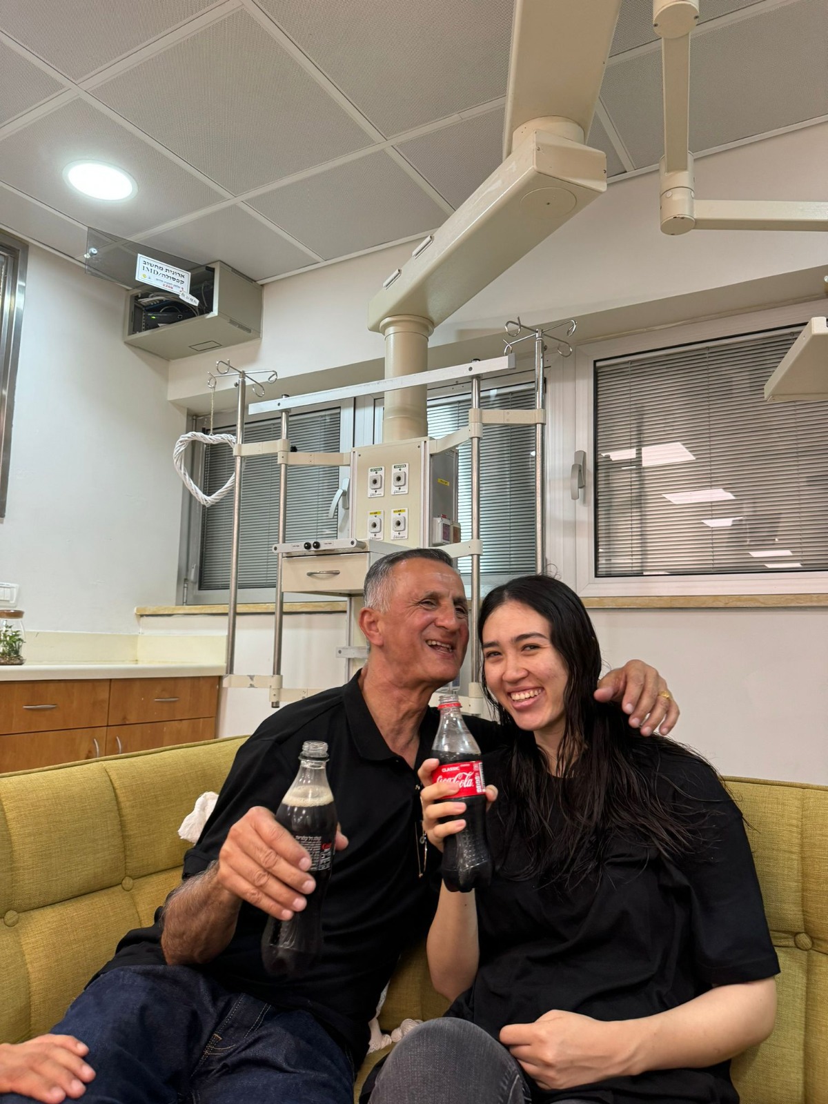 נועה ארגמני עם אביה אחרי השחרור