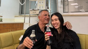 נועה ארגמני עם אביה אחרי השחרור