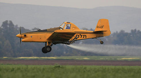 מטוס ריסוס חג מעל עמק יזראעל
