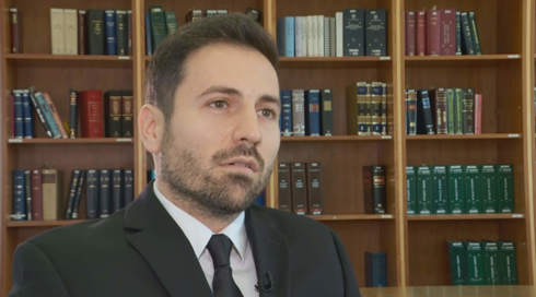 "באתי לקחת כדורים והוא שאל מה מידת החזייה"