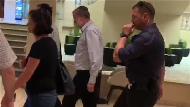 אביחי מנדלבליט מלווה במאבטחים, 26.11.19