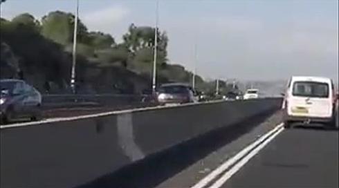 תיעוד: רכב נסע נגד כיוון התנועה בכביש 77 בצפון