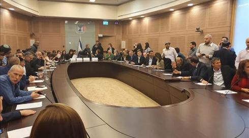 כחול לבן: עורכי דינו של נתניהו טרם אישרו הגעה לדיון הראשון בבקשת החסינות