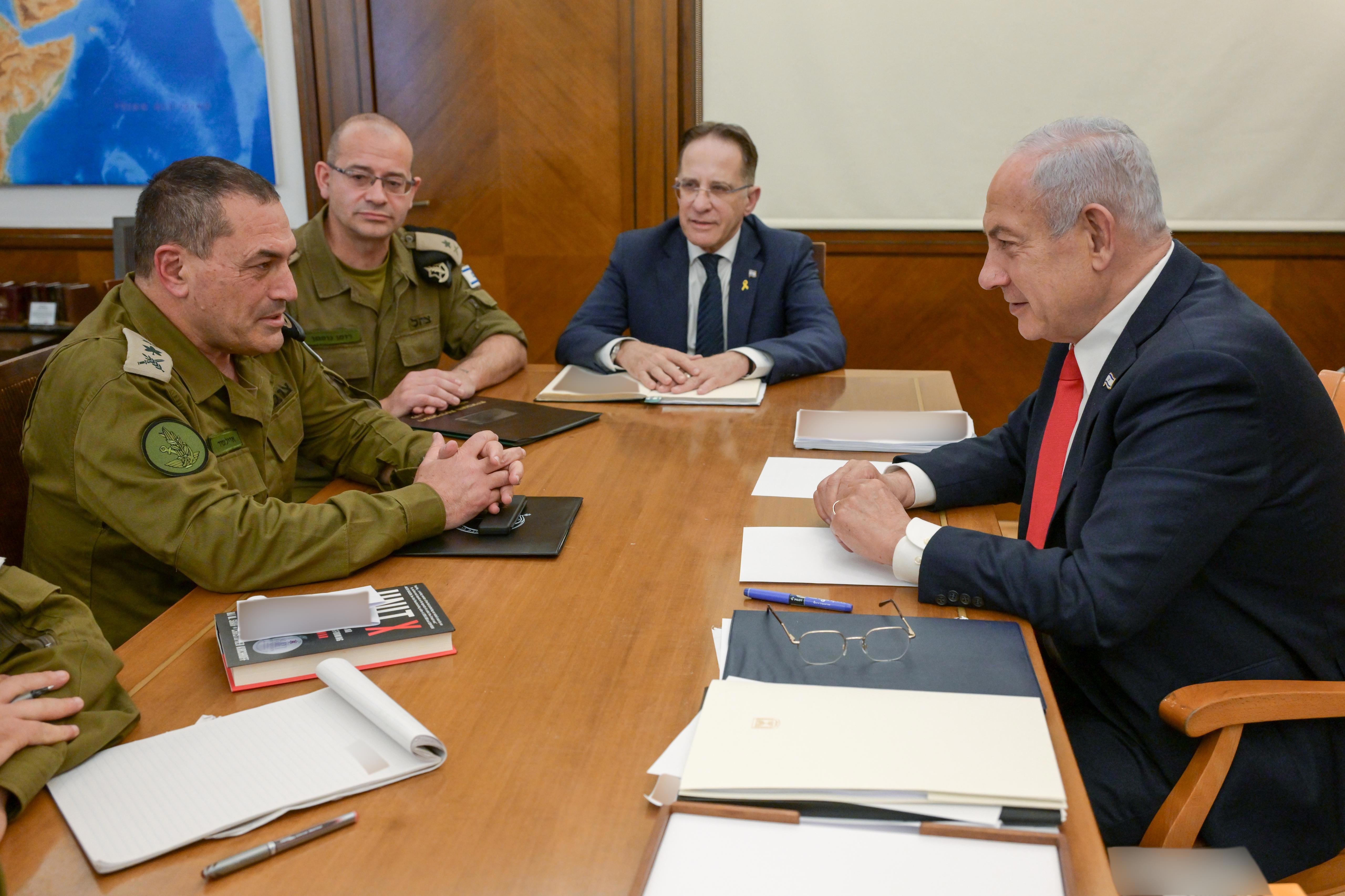 ראש הממשלה בנימין נתניהו בפגישה עם הרמטכ"ל אייל זמיר