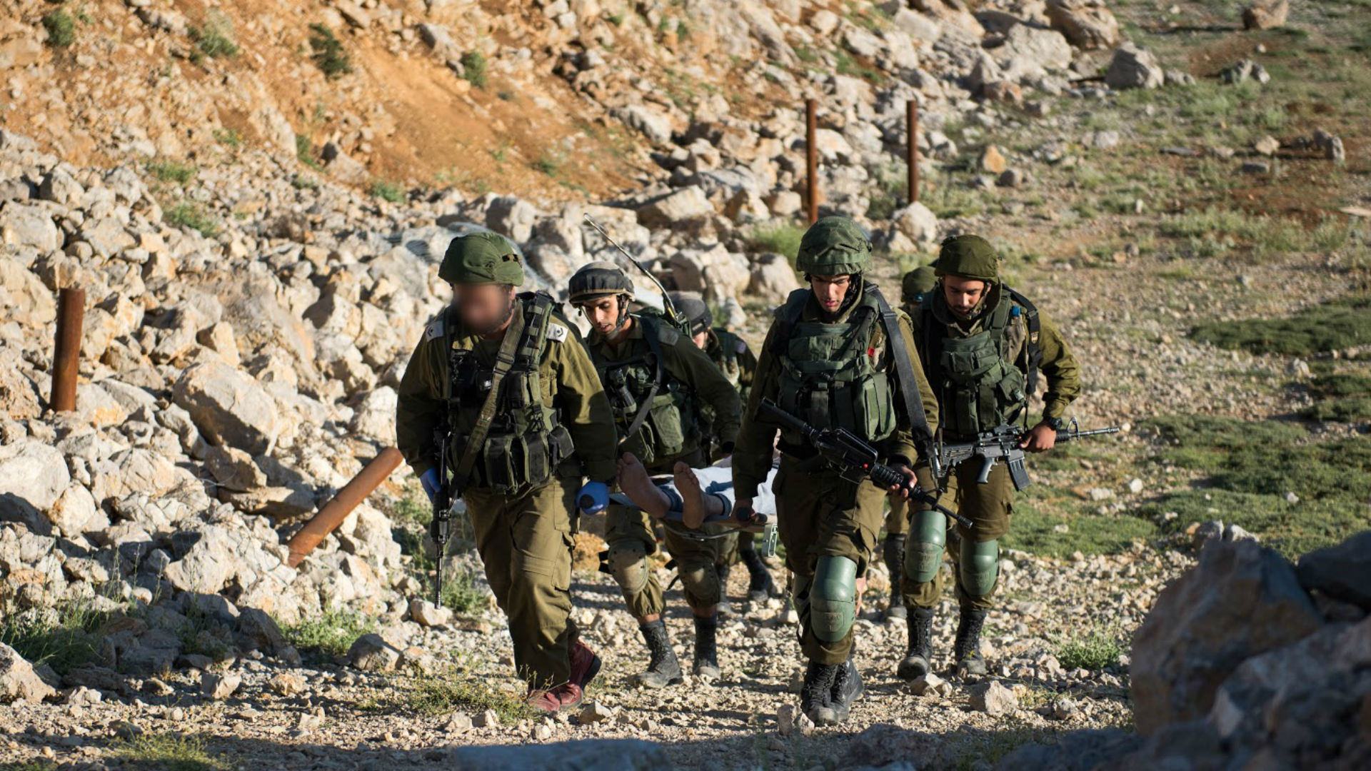 חיילי צה"ל מסייעים לאזרחים סורים סמוך לגבול
