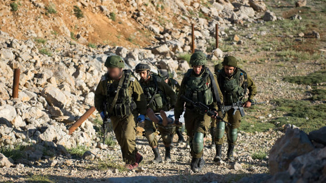 חיילי צה"ל מסייעים לאזרחים סורים סמוך לגבול