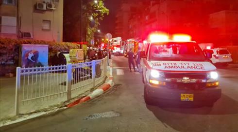 בת 70 נפצעה קשה בשריפה בדירה בפתח תקווה