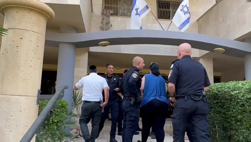 הכניסה לבניין שבו התרחש רצח בחדרה 27.08.23