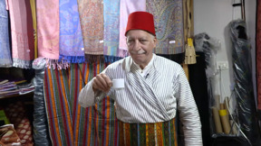 הלביש את הרב עובדיה יוסף ואת האפיפיור: הסוחר מסוריה שהפך למלך הבדים של ירושלים