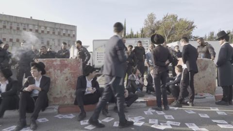 מפגינים חרדים מול תל השומר במחאה על הגיוס