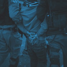 אלימות, עבריין, שוטרים
