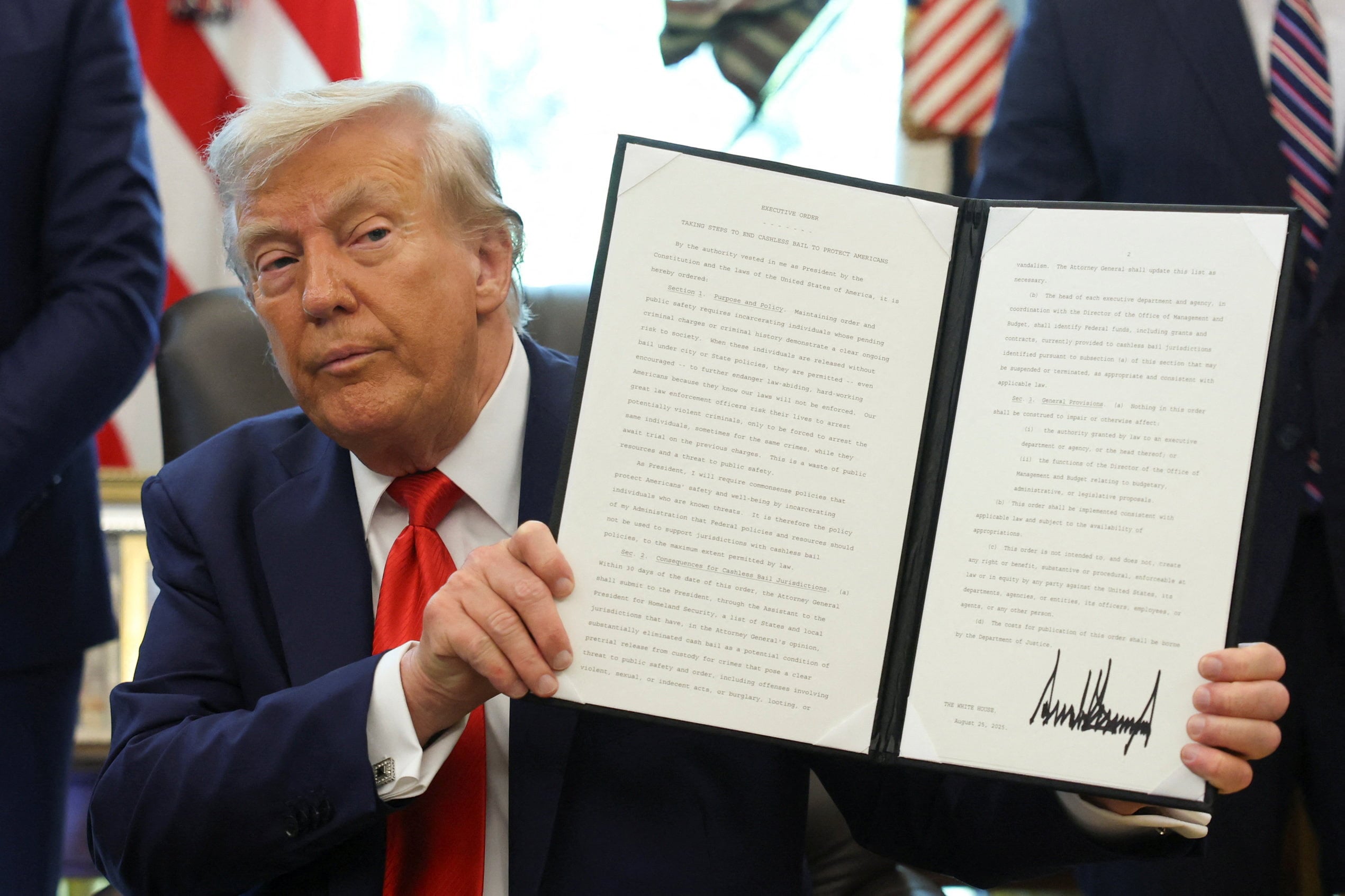 דונלד טראמפ מציג את הצו הנשיאותי עליו חתם 25.8.25