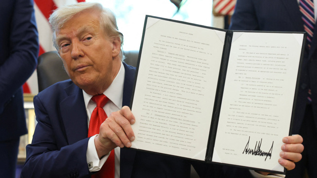 דונלד טראמפ מציג את הצו הנשיאותי עליו חתם 25.8.25
